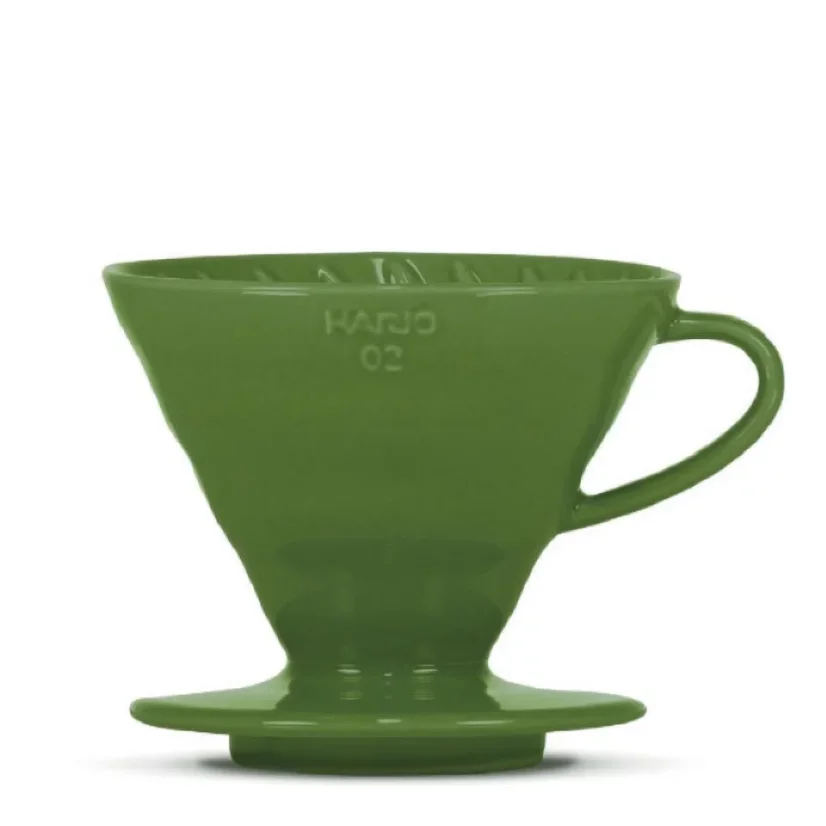 Dripper Hario V60-02 de couleur vert foncé pour la préparation du café filtré.