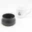 Détail du couvercle de la bouteille thermique Kinto sur un fond blanc avec une tasse de café.