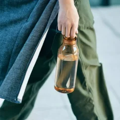 Bouteille en plastique ambre pour l'eau. Capacité de 500 ml.