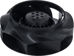Radialventilator mat schwaarzem Plastik-Laafrad mat spiralfërmeg gebéite Schaufelen an engem zentrale Motor.