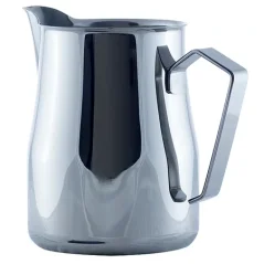 Milchkännchen Motta Europa mit einem Volumen von 1000 ml, hergestellt aus rostfreiem Stahl. Milchkännchen Motta Europa mit einem Volumen von 1000 ml, hergestellt aus rostfreiem Stahl.