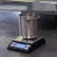 Balance Rhinowares avec doseur pour café moulu sur une table grise
