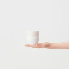 Pieno kavos puodelis Aoomi Dust Mug 02, 330 ml talpos iš Dust kolekcijos, subtilaus dizaino.