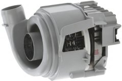 Wärmepompel BOSCH 00755078, gro Plastik-Eenheet am Duerchschnëtt mat siichtbarem Ventilator dran