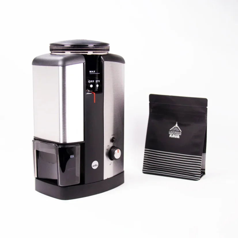 Elektrický mlynček na kávu čierno-striebornej farby a čierny balíček kávy s bielymi pruhmi.
