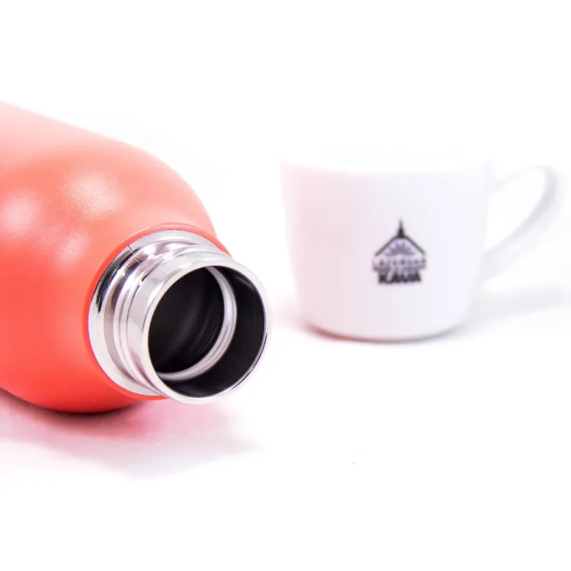 Termohrnček Asobu Urban Water Bottle s objemom 460 ml v oranžovej farbe, ideálny na cestovanie.