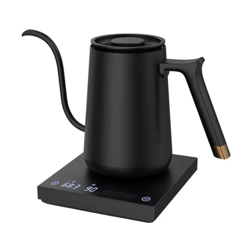 Timemore Fish Smart Pour Over Thin je elegantný digitálny rýchlovarný kanvica čiernej farby, ktorá disponuje funkciou automatického vypnutia pre zvýšenie bezpečnosti.