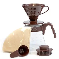 Set pour la préparation du café V60 en couleur marron avec des filtres en papier, une cuillère à café marron, un dripper marron et un couvercle pour la carafe en verre.