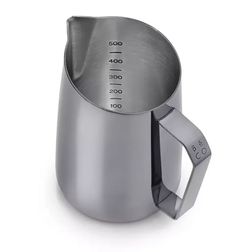 Pichet barista noir pour la montée de lait d'une capacité de 600 ml, détail sur la graduation