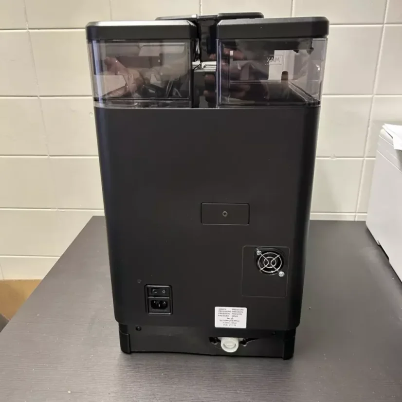 Saeco Magic B2+ na nádržku, bez priameho napojenia na vodu