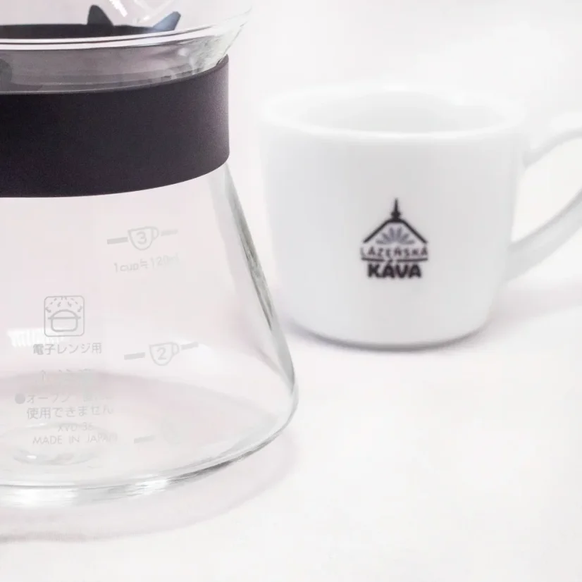 Glass Hario V60-01 server with a capacity of 360 ml, transparent, microwave safe.