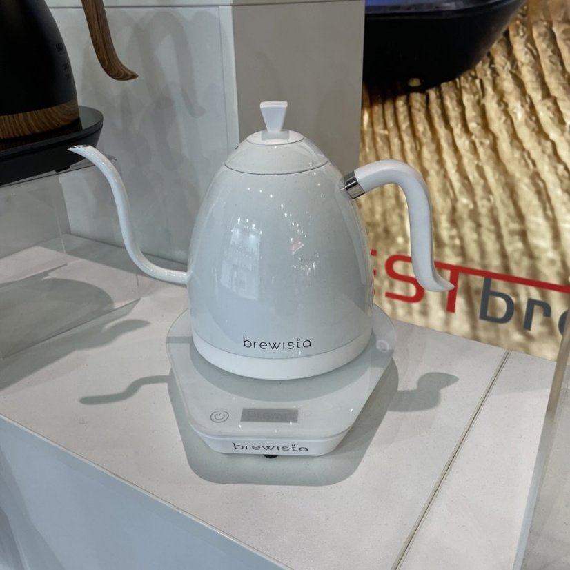 Bouilloire électrique Brewista Artisan Gooseneck blanche, d'une capacité de 1,0 litre avec contrôle tactile pour une utilisation facile.