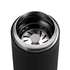 Čierny termohrnček Fellow Carter Move Mug s objemom 473 ml vyrobený z nehrdzavejúcej ocele. Čierny termohrnček Fellow Carter Move Mug s objemom 473 ml vyrobený z nehrdzavejúcej ocele.
