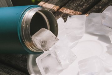 Garrafas térmicas de café com gelo e gelado
