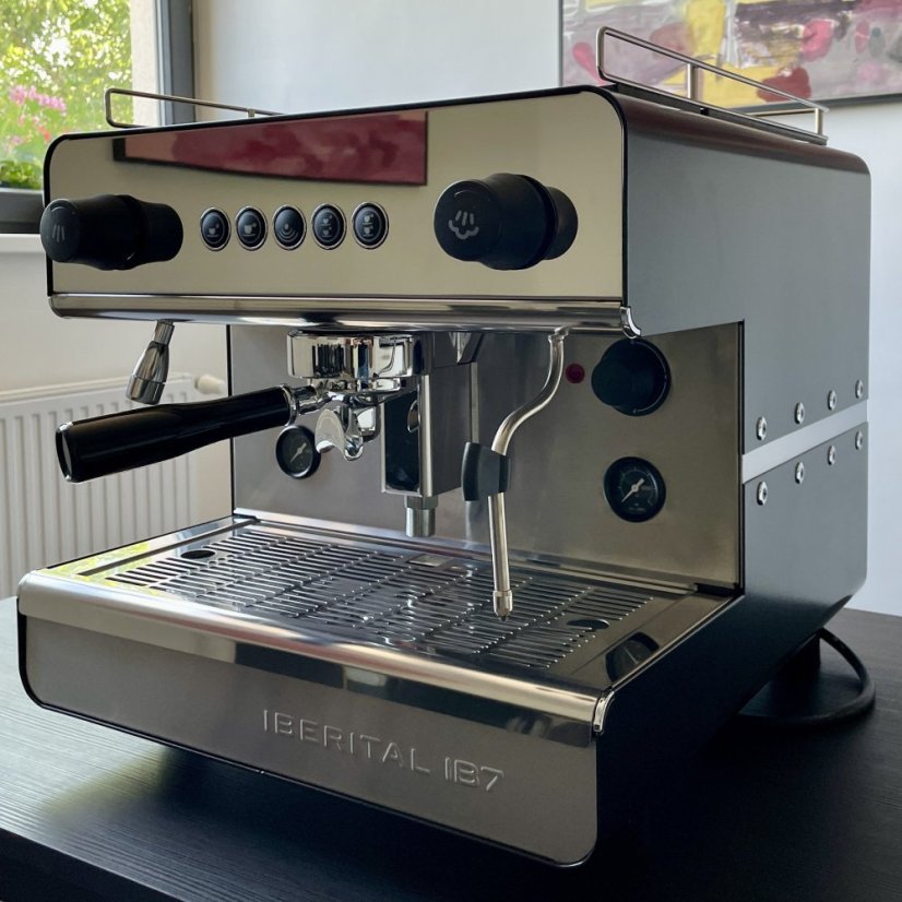 Professional lever espresso machine IB7 Standard 1GR with a single group for efficient espresso preparation.