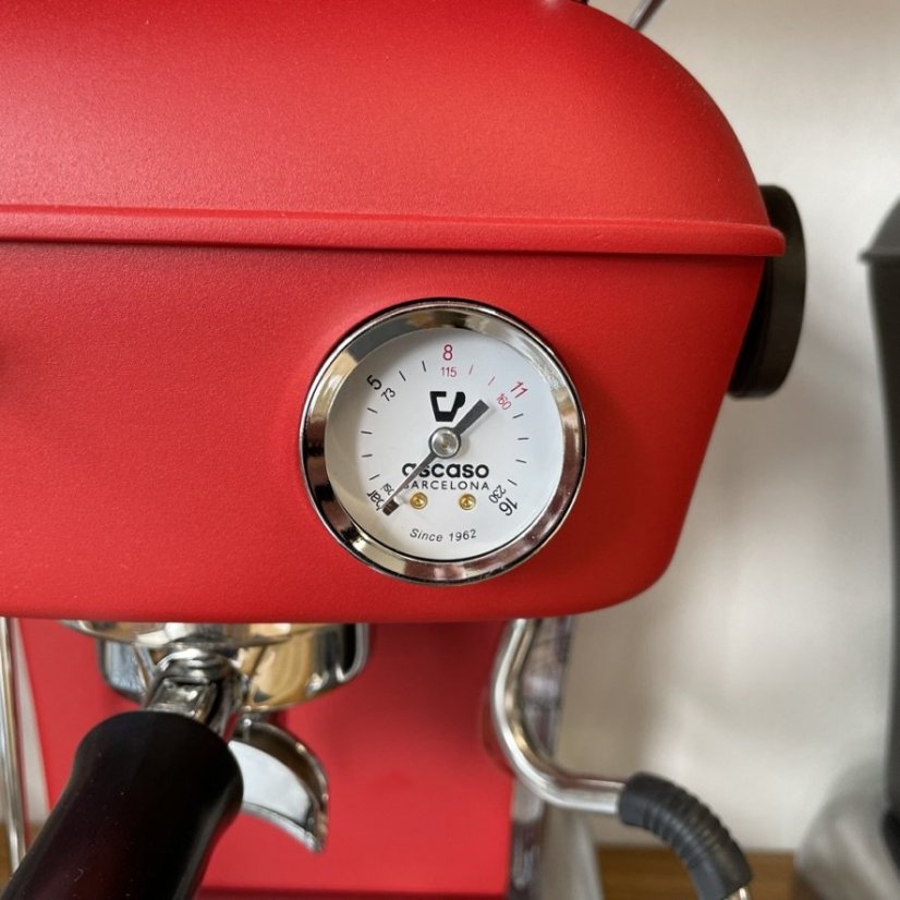 Kaffeemaschine Ascaso Dream ONE in liebevollem Rot, ideal für die Zubereitung von Espresso zu Hause.