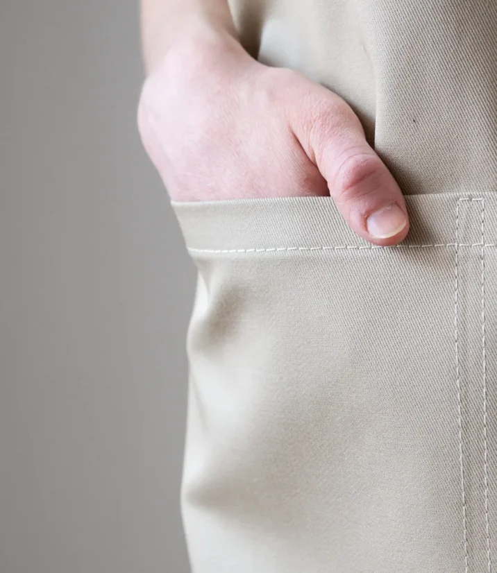 Tablier de barista beige, détail sur la poche