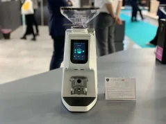 Elektryczny młynek do kawy espresso Victoria Arduino Eureka Atom IoT 75, który zapewnia doskonale zmieloną kawę.