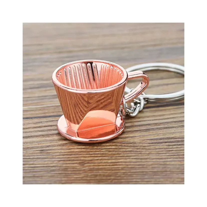 Ružový dripper prívesok na kľúče je skvelým darčekom pre milovníkov kávy, ktorý pridáva štýlový prvok do každodenného života.