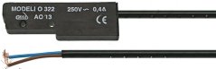 Magnéitesche Mikroschalter E530 1C mat engem schwaarzen Plastik-Steckergehäus an engem Kabel, an zwee Stécker gewisen, mat engem wäisse Stecker um Enn.