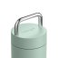 Gobelet de voyage pratique Fellow Carter Carry au design menthe avec une poignée en acier inoxydable. Gobelet de voyage pratique Fellow Carter Carry au design menthe avec une poignée en acier inoxydable.