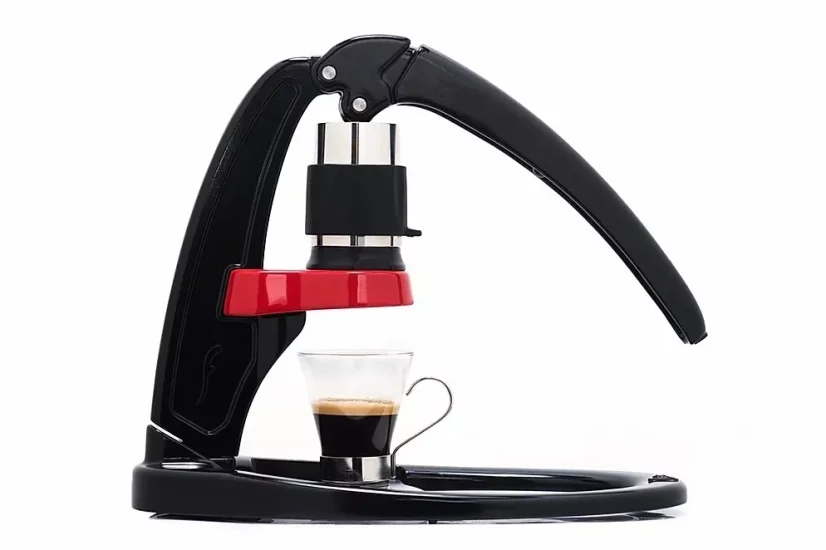 Pákový kávovar Flair Classic Espresso Maker od značky Flair Espresso, ideálny na cestovanie vďaka svojmu cestovnému štítku.