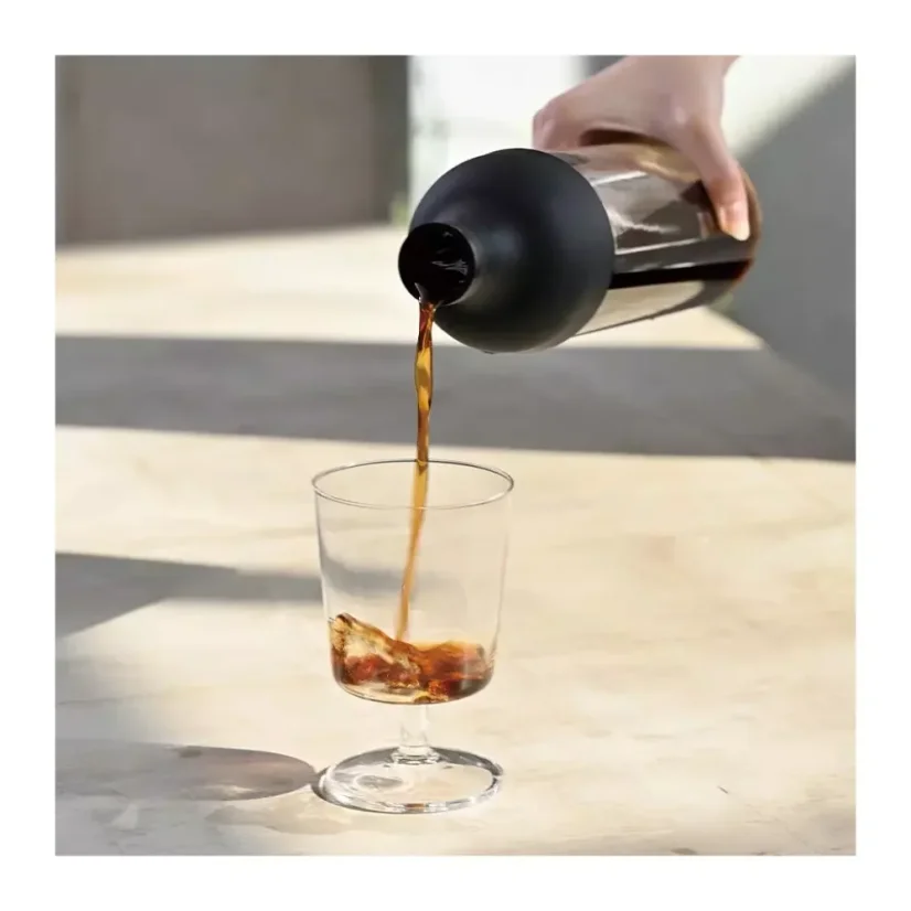 Stylové servírovanie Cold Brew s fľašou Hario Filter-In.