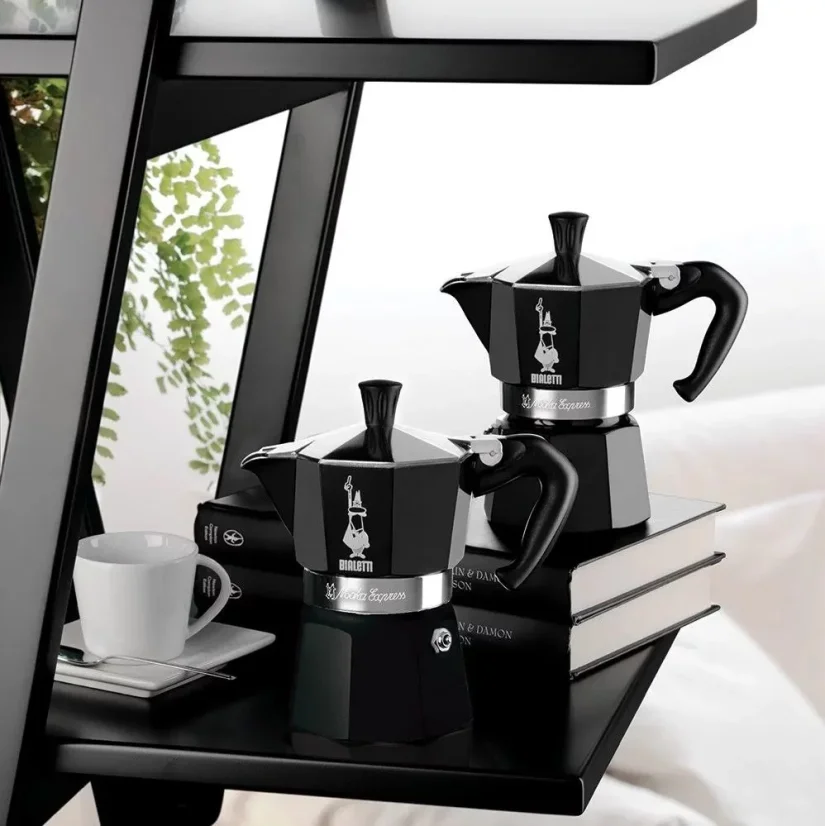 Deux cafetières moka noires pour six tasses de la marque Bialetti.