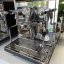 Domáci pákový kávovar ECM Synchronika, ktorý umožňuje prípravu teplého mlieka.