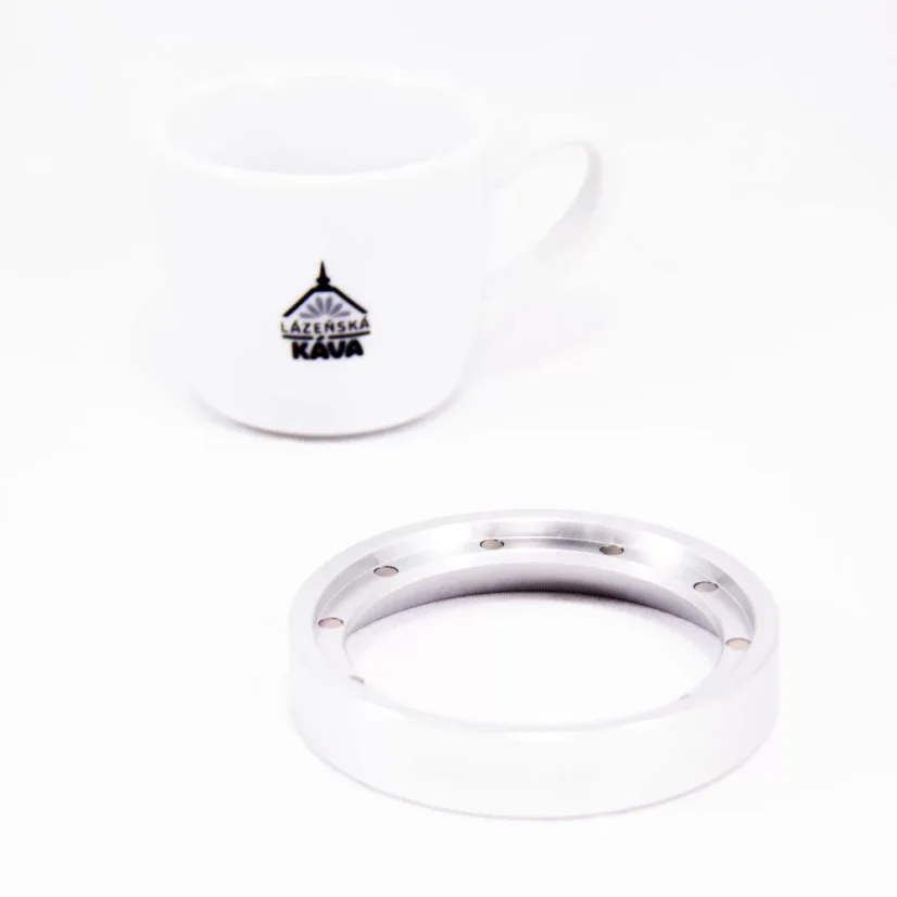 Cône de distribution argenté Rocket Espresso d'un diamètre de 58,55 mm, idéal pour remplir facilement la machine à café.