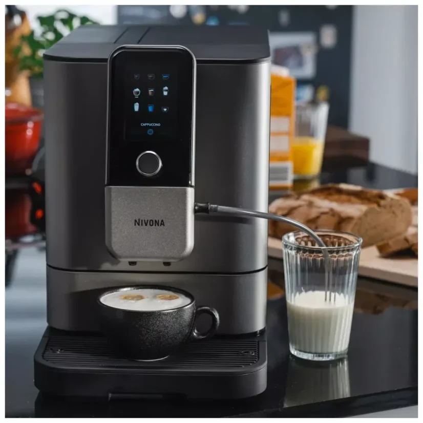 Automatický kávovar Nivona NIVO 8103 v elegantnej matnej čiernej a titanovej farbe umožňuje použitie mletej kávy, čo zaisťuje dokonalú chuť každého šálky.