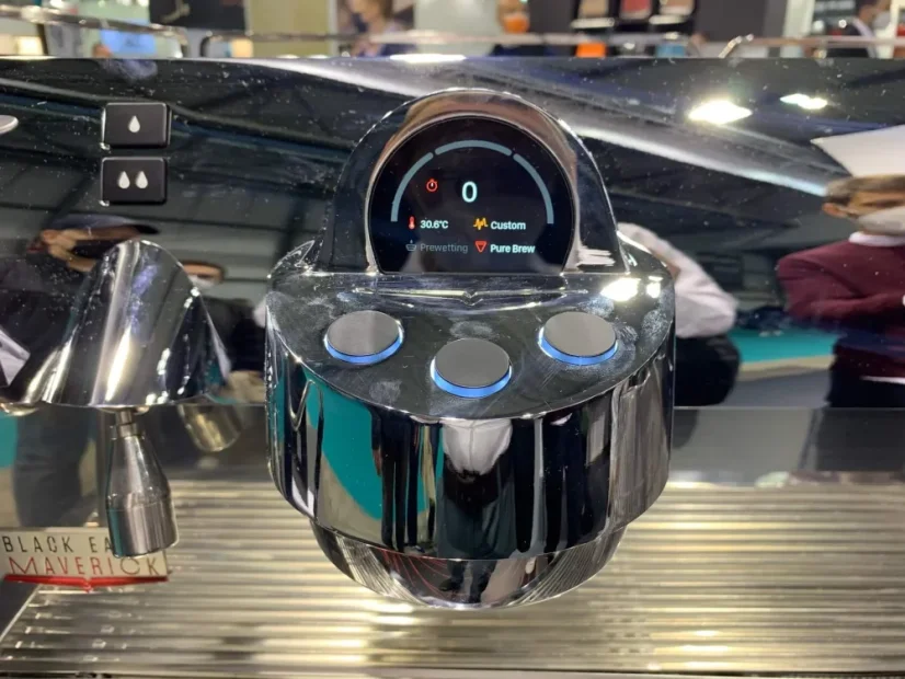 Čierny profesionálny pákový kávovar Victoria Arduino Black Eagle Maverick T3 3GR VOL s parnou tryskou, ideálny pre kaviarne a reštaurácie.