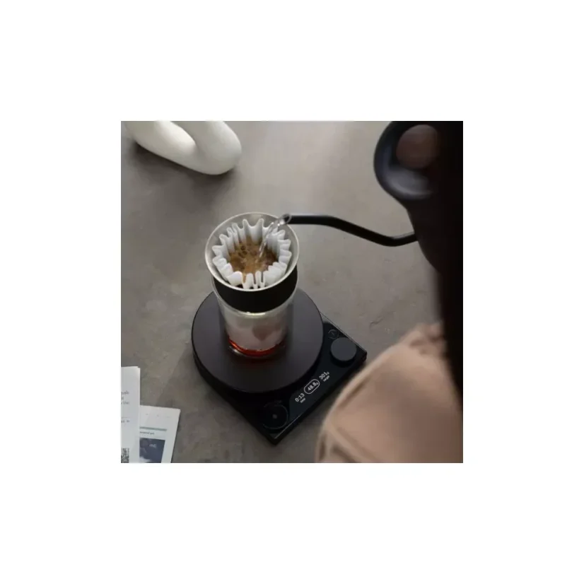 Preparation of filtered coffee with Fellow Tally Pro Precision scale.