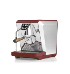 Machine à café à levier domestique Nuova Simonelli Oscar Mood en rouge avec un manomètre pratique pour contrôler la pression.