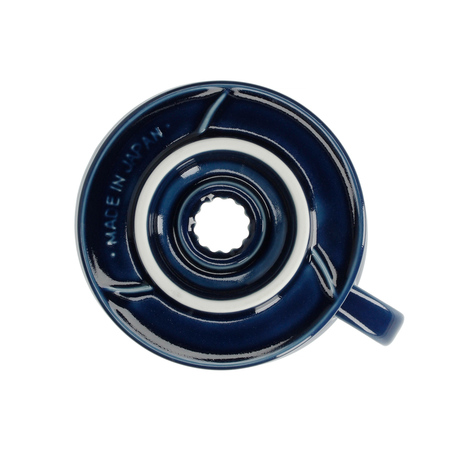 Dripper Hario V60-02 céramique bleue avec une vue du dessous.