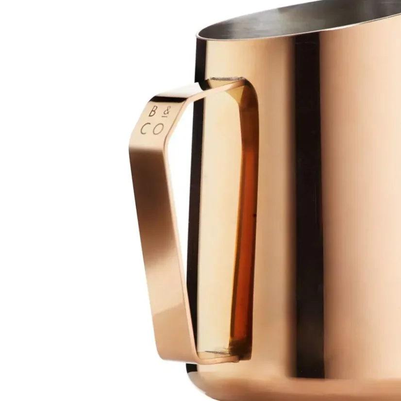 Konvička na mlieko Barista & Co Dial In Milk Pitcher v ružovej mosadznej farbe s objemom 600 ml, vyrobená z nehrdzavejúcej ocele.