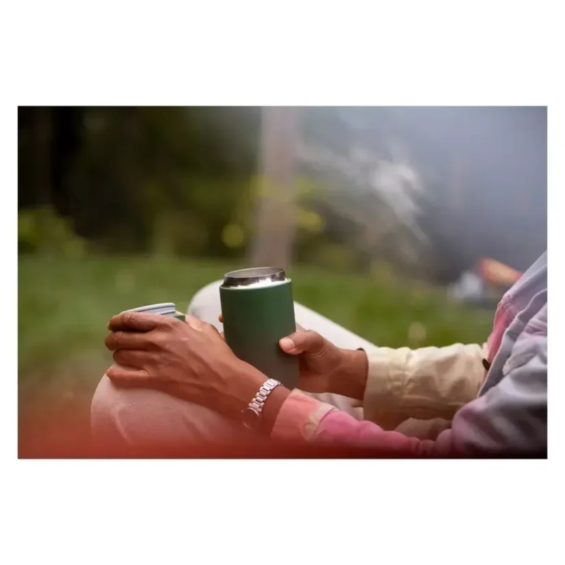 The green Fellow Carter Move Mug Cargo Green with a capacity of 355 ml is perfect for keeping your favourite drink at the right temperature while on the go.