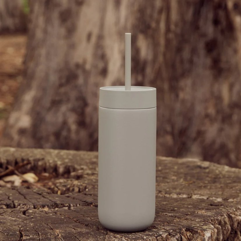 Gobelet isotherme avec paille pour boissons froides en couleur grise.