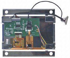 Récksäit vun der elektronescher Display-Plack mat Leiterbunnen, Stecker a faarwege Drähter.