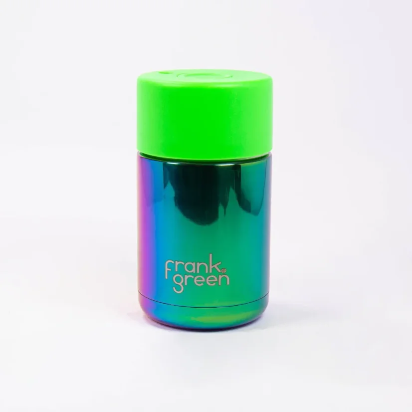 Ceramic thermal mug with a rainbow body and green lid, with a capacity of 295 ml.