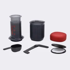 AeroPress Go desplegado de la marca Aeropress, hecho de plástico, ideal para preparar un delicioso café mientras viajas.
