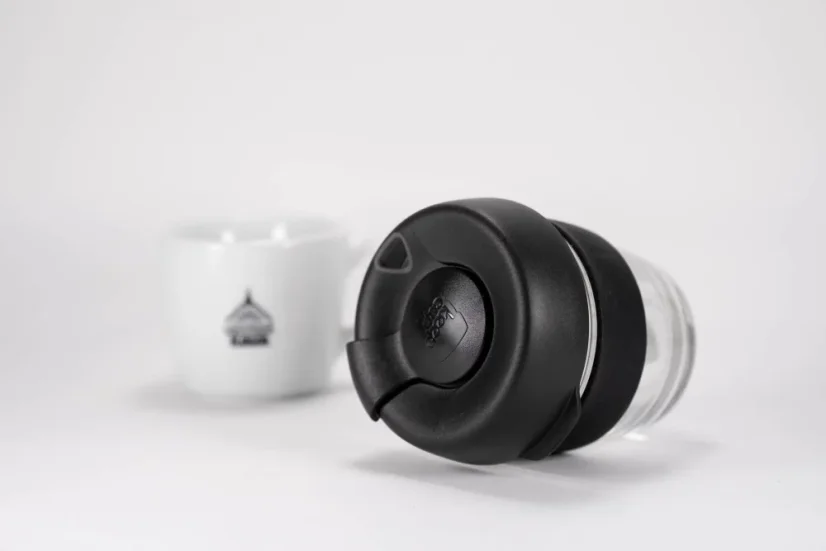 Glass thermal mug with black lid and black rubber holder, 227 ml capacity, detail on the lid