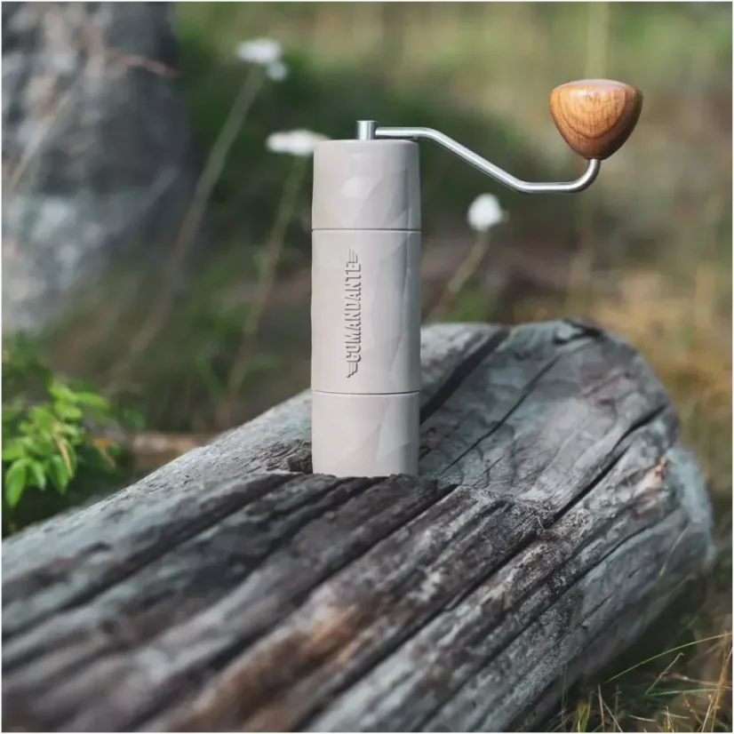 Manual coffee grinder Comandante X25 Trailmaster with a burr size of 39 mm, perfect for brewing perfectly ground coffee.