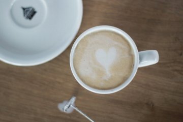 Hausgemaachte Cappuccino ouni Kaffismaschinn? Kee Problem!