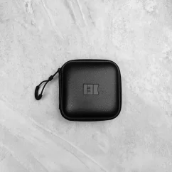 L'étui Themis est un accessoire noir pour machines à café qui protègera votre appareil et lui donnera un aspect stylé.