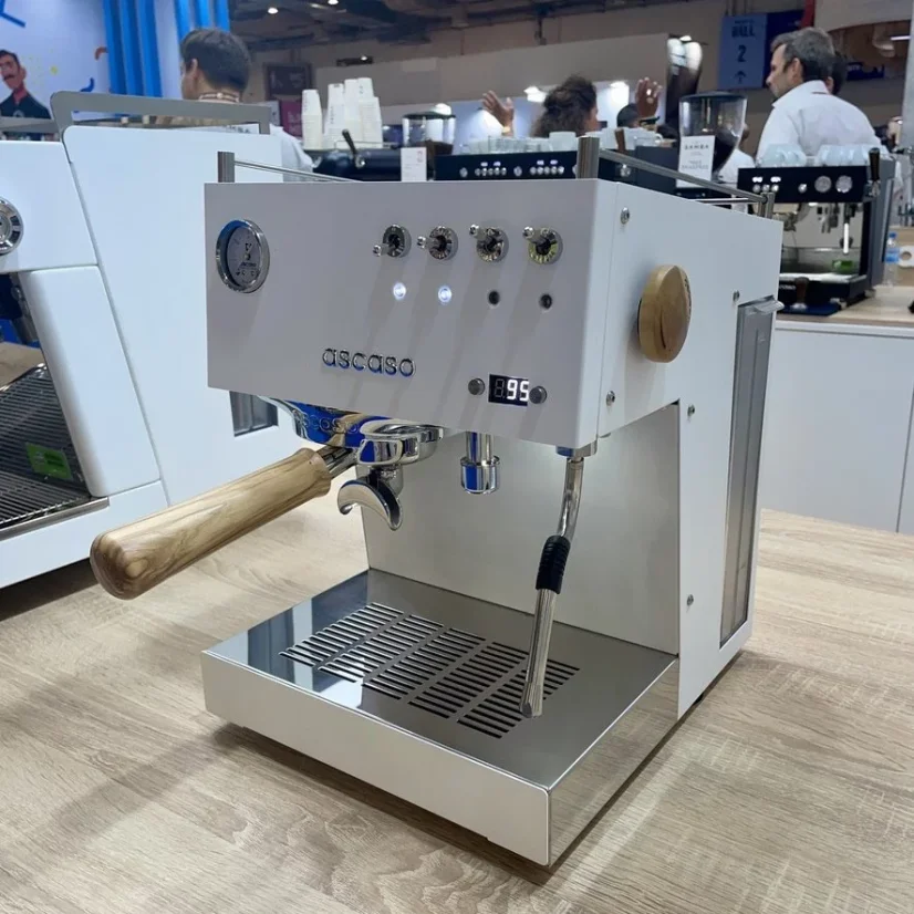 Pákový kávovar Ascaso Steel DUO PID v bielom prevedení s drevenými prvkami, vybavený parnou tryskou pre ľahkú prípravu napeneného mlieka.
