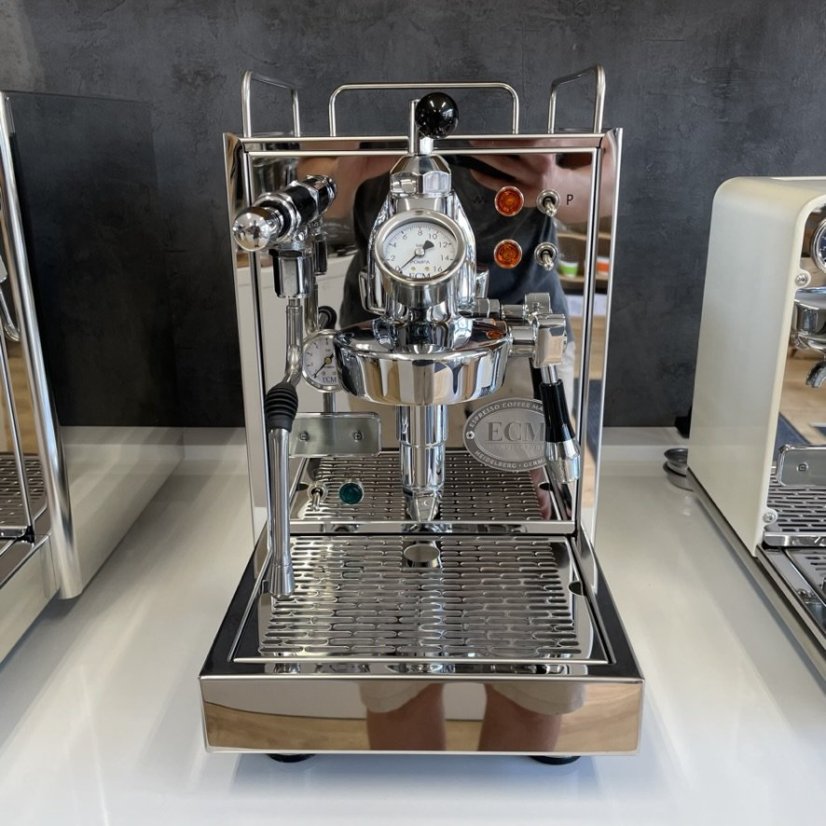 Home lever espresso machine ECM Mechanika V Slim with a pressure gauge for precise monitoring of pressure during espresso preparation.