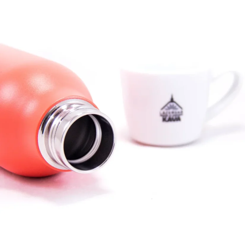 Asobu Urban Water Bottle Thermobecher mit einem Volumen von 460 ml in Orange, ideal für unterwegs.