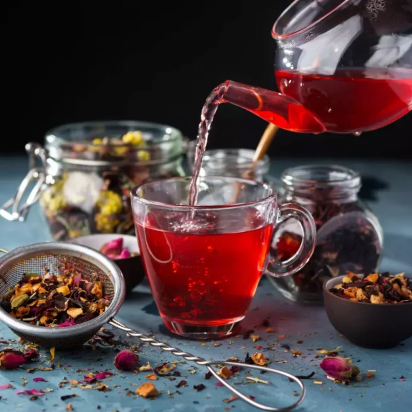 BIO Karácsonyi tea ízletes gyümölcstea, amelyet ajánlott magas vízhőmérsékleten (90–100 °C) készíteni.