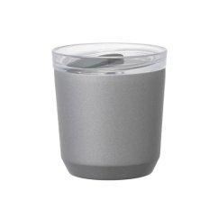 Termohrnček Kinto To Go Tumbler v striebornej farbe s objemom 240 ml, ideálny na cestovanie.